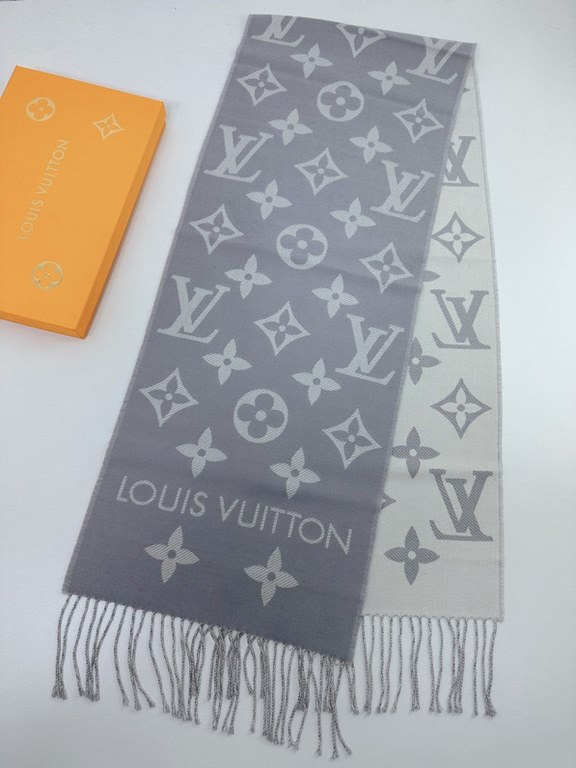 that   Simple letter combination2022 Counter New WoolSimply L's scarf amplifies the classic Monogram pattern across the entire width, illustrating the design heritage while brightening up the focus of everyday wear, with