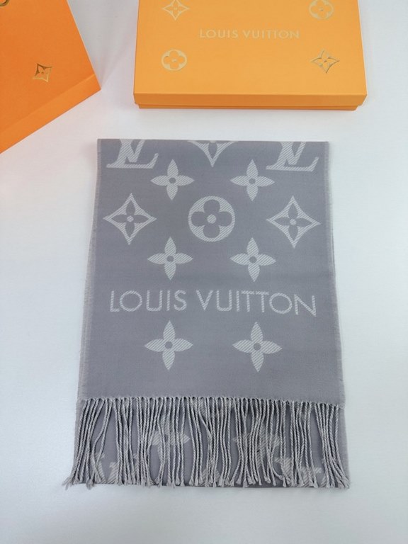 that   Simple letter combination2022 Counter New WoolSimply L's scarf amplifies the classic Monogram pattern across the entire width, illustrating the design heritage while brightening up the focus of everyday wear, with