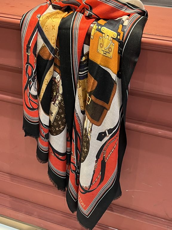 2023 Spring limited series of pop-ups arrived LV original single authentic. Early fall staple models. Wear Le Tout Paris long scarf LV bags and the bottom of the logo rich details, more feminine charm. The real hall of f