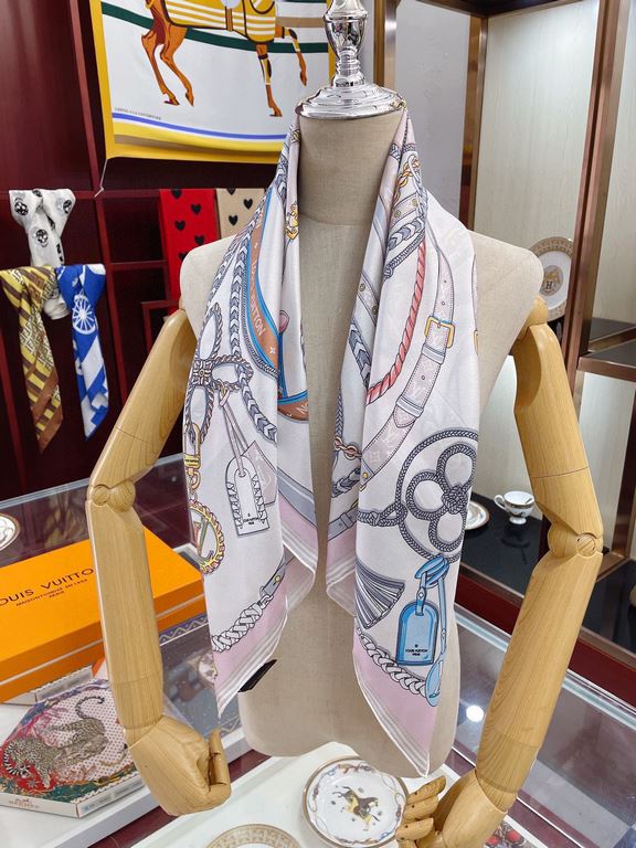 Gives the scarf more very easy to modeling. Very heavyweight luxury design, on the body but different lining people noble temperament! Simple bottoming with this scarf, simple collocation but give people a very comfortab