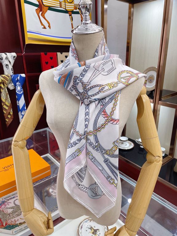 Gives the scarf more very easy to modeling. Very heavyweight luxury design, on the body but different lining people noble temperament! Simple bottoming with this scarf, simple collocation but give people a very comfortab