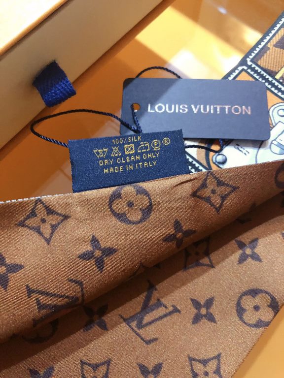 LV [LOCK IT] hair tie  PLV2142 ! Depicting an intricate interplay of the classic Monogram print and the brand's iconic hard case locking pattern, embellished with the Louis Vuitton logo. Innovative printing process prese