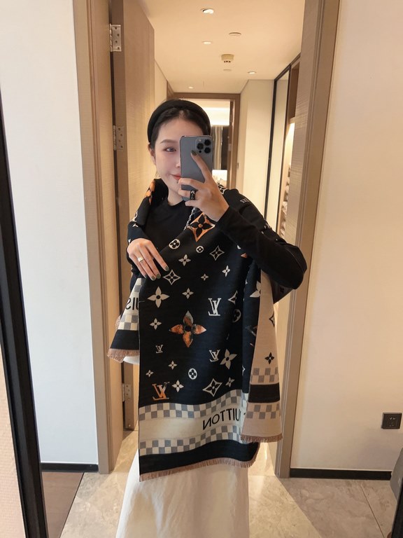 Original single authentic , LV counter new, foreign counter special. Scarf shawl, luxury atmosphere small qualifications   exquisite all the beautiful language used in it is not too much, the fashion mirror badge skillfu