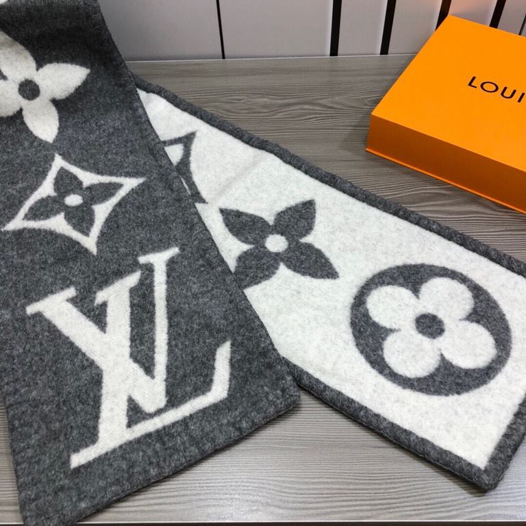 『  warm and stylish. Good quality to give a surprise in the fall and winter!'' White rich beauty temperament.LV this scarf is super practical and good-looking ah!!!! Very heavy craft, double-sided different color wool kn