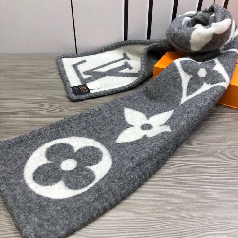 『  warm and stylish. Good quality to give a surprise in the fall and winter!'' White rich beauty temperament.LV this scarf is super practical and good-looking ah!!!! Very heavy craft, double-sided different color wool kn