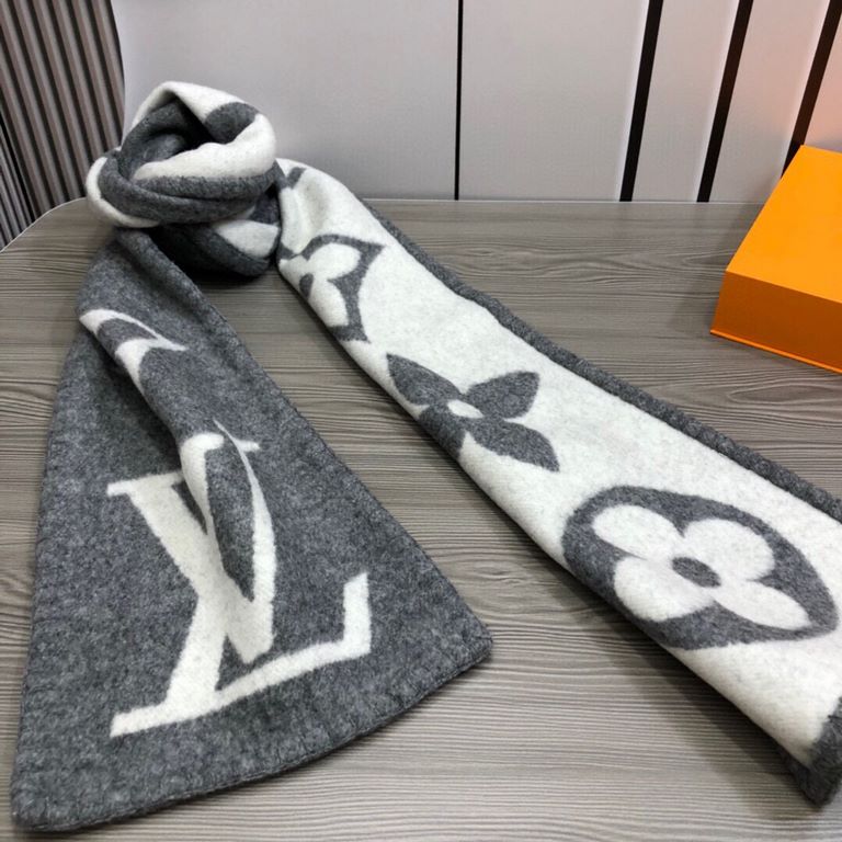 『  warm and stylish. Good quality to give a surprise in the fall and winter!'' White rich beauty temperament.LV this scarf is super practical and good-looking ah!!!! Very heavy craft, double-sided different color wool kn