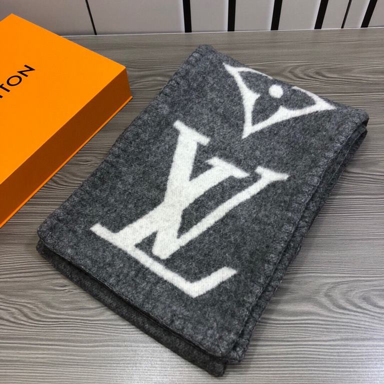 『  warm and stylish. Good quality to give a surprise in the fall and winter!'' White rich beauty temperament.LV this scarf is super practical and good-looking ah!!!! Very heavy craft, double-sided different color wool kn