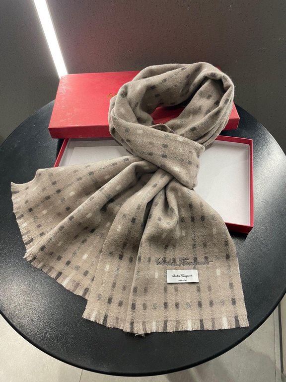 Ferragamo Salvatore Ferragamo stars with the same models, men and women with the same models of stripes latest models of cashmere scarf, striped design and black and white color collocation, let a person refreshing feeli