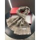 Ferragamo Salvatore Ferragamo stars with the same models, men and women with the same models of stripes latest models of cashmere scarf, striped design and black and white color collocation, let a person refreshing feeli