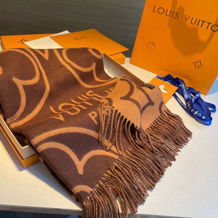 The LV scarf presents a large Monogram flower in a wide size, telling the visual concept of sophistication, and the plush blend is ambiguous in winter, and can be worn on both sides. Measuring 20070cm (including fringe) 