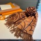 The LV scarf presents a large Monogram flower in a wide size, telling the visual concept of sophistication, and the plush blend is ambiguous in winter, and can be worn on both sides. Measuring 20070cm (including fringe) 