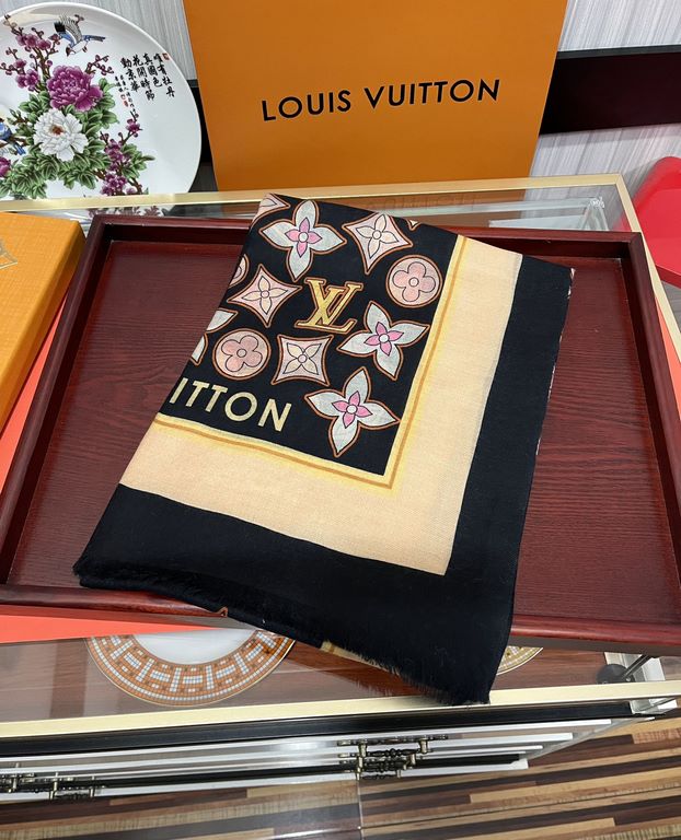 New 2023 LV [300 pcs cashmere long scarf] Physical genuinely beautiful   shawl with prints   regardless of the design of the airbrush are very well in place   details are visible   the entire scarf gives people a big bra