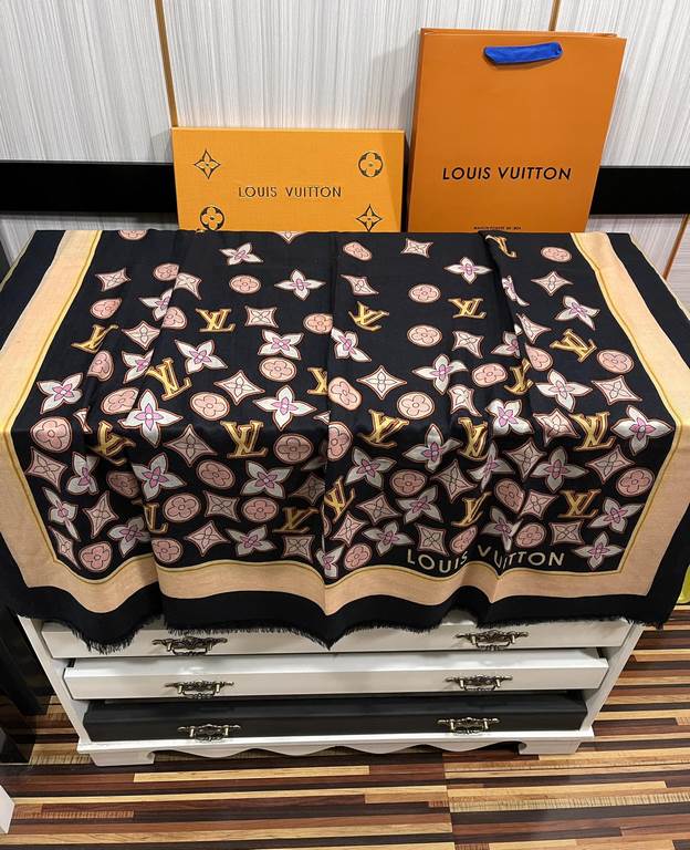 New 2023 LV [300 pcs cashmere long scarf] Physical genuinely beautiful   shawl with prints   regardless of the design of the airbrush are very well in place   details are visible   the entire scarf gives people a big bra