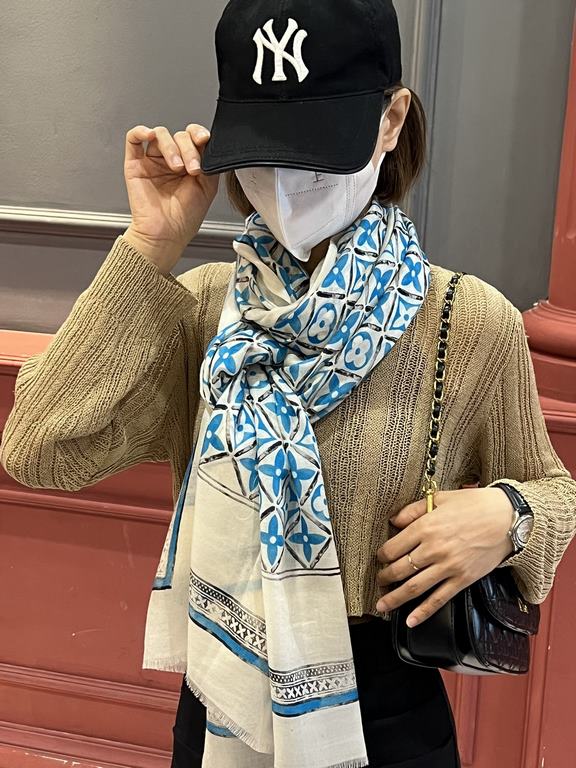 The new genuinely awesome   [LV] thin cashmere long scarf this paragraph cashmere long scarf counter synchronization   inkjet process presents vivid colors. The quality is super good   heavyweight giant  VIP customers mu