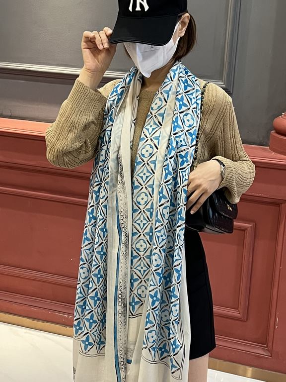 The new genuinely awesome   [LV] thin cashmere long scarf this paragraph cashmere long scarf counter synchronization   inkjet process presents vivid colors. The quality is super good   heavyweight giant  VIP customers mu