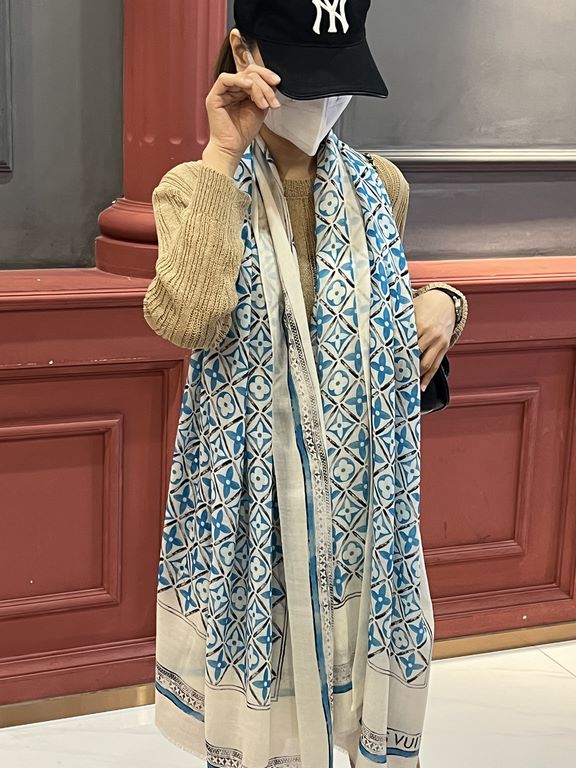 The new genuinely awesome   [LV] thin cashmere long scarf this paragraph cashmere long scarf counter synchronization   inkjet process presents vivid colors. The quality is super good   heavyweight giant  VIP customers mu