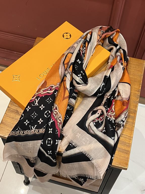 The new genuinely awesome   [LV] thin cashmere long scarf this paragraph cashmere long scarf counter synchronization   inkjet process presents vivid colors. The quality is super good   heavyweight giant  VIP customers mu