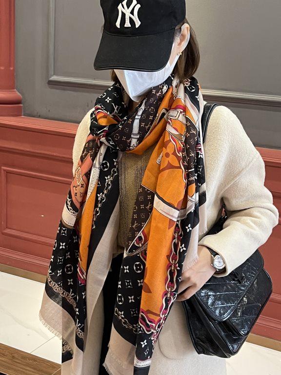 The new genuinely awesome   [LV] thin cashmere long scarf this paragraph cashmere long scarf counter synchronization   inkjet process presents vivid colors. The quality is super good   heavyweight giant  VIP customers mu