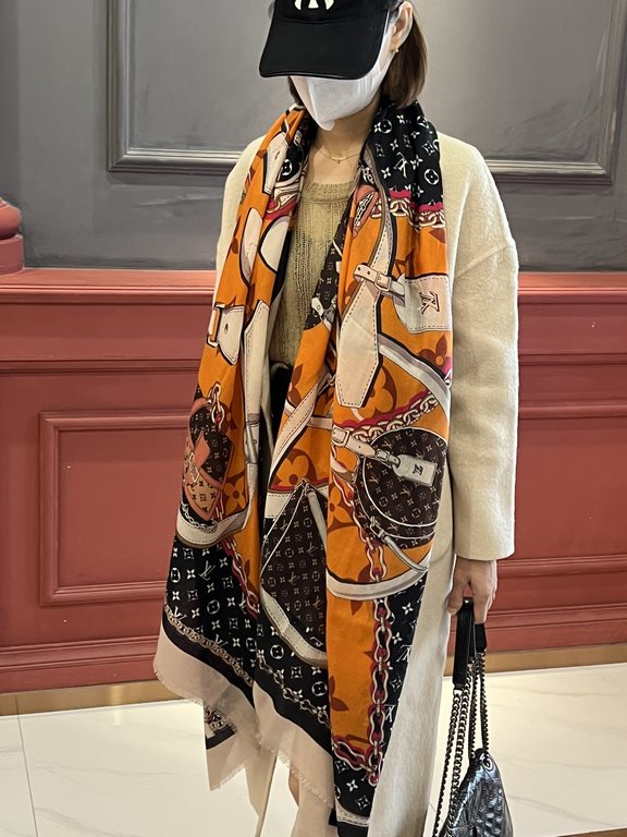 The new genuinely awesome   [LV] thin cashmere long scarf this paragraph cashmere long scarf counter synchronization   inkjet process presents vivid colors. The quality is super good   heavyweight giant  VIP customers mu