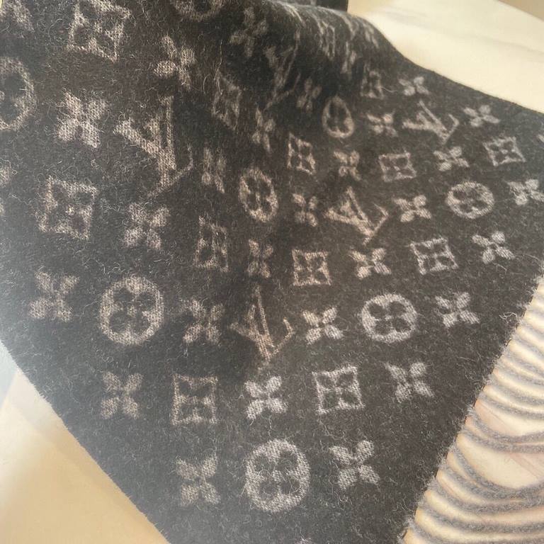 Price   [Louis Vuitton - double-sided gradient pattern] gradient jacquard classic design perfect, hidden lv logo, size is not too big and not too small especially good with the quality of super good high-end quality, hig