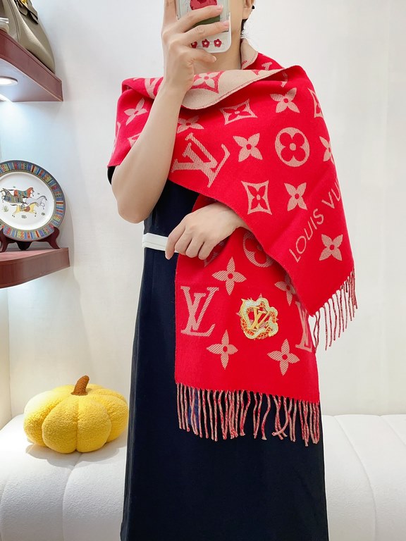 [High-end original embroidered patch] The Precious Dragon LV Essential scarf welcomes the Lunar New Year with classic elements from the brand. The wool is infused with a Monogram jacquard pattern, and the coiled dragon s