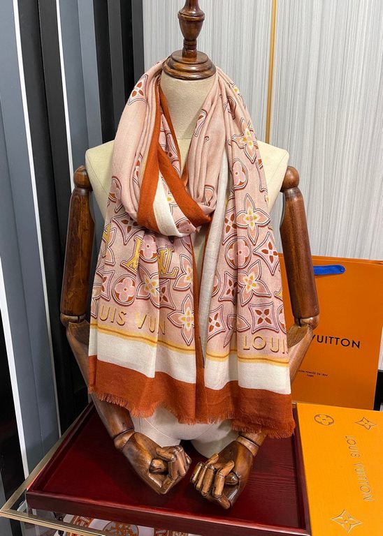 New 2023 LV [300 pcs cashmere long scarf] Physical genuinely beautiful   shawl with prints   regardless of the design of the airbrush are very well in place   details are visible   the entire scarf gives people a big bra