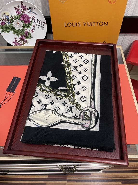 New 2023, LV [300 pcs cashmere long scarf] physical genuinely beautiful   shawl with print   regardless of the design of the airbrush are very in place   details are visible   the entire scarf gives people a big brand au