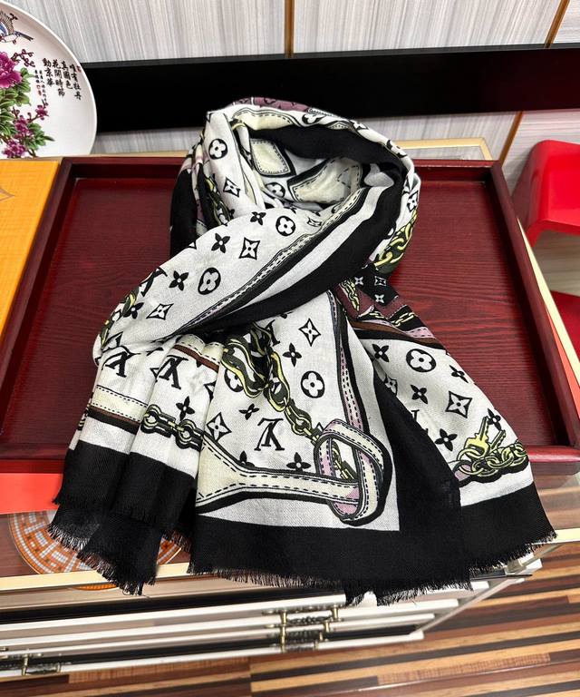 New 2024 LV [300 cashmere long scarf] physical genuinely beautiful   shawl with print   regardless of the design of the airbrush are very in place   details are visible   the entire scarf gives people a big brand aura at