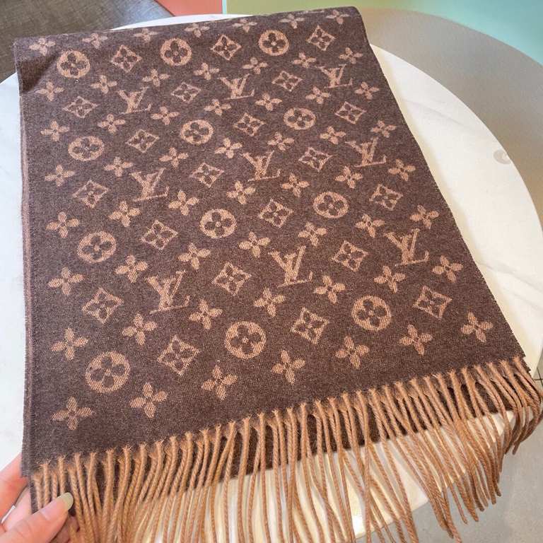 Price   [Louis Vuitton - double-sided gradient pattern] gradient jacquard classic design perfect, hidden lv logo, size is not too big and not too small especially good with the quality of super good high-end quality, hig