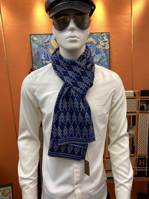 (LV) super fancy very stable    our men's scarves and buy and cherish ~ ~ ~ men's models are really few and far between, only a few models a year, are export orders so it is more difficult to meet. Men's things pay atten