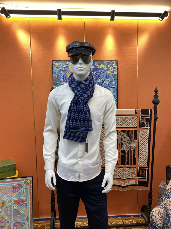 (LV) super fancy very stable    our men's scarves and buy and cherish ~ ~ ~ men's models are really few and far between, only a few models a year, are export orders so it is more difficult to meet. Men's things pay atten