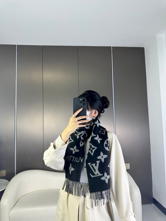 Price Complimentary picture counter with the same packaging!  LV newest models do not collision   chic super aura! The highest version of the whole network welcome to compare  !!!] The old flower shawl has a new feeling,