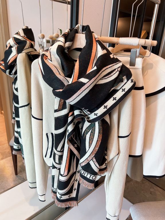 Elegant and noble   Synchronized counter scarf   clever use of LV's combination to create an eye-catching and eye-catching look, and a variety of shapes with the perfect match, color blocking low-key chic and tasteful   