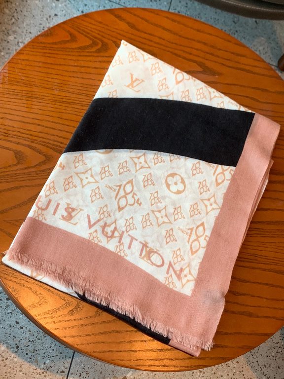 Lv's new four-leaf clover  print with the classic Monogram pattern and many of Louis Vuitton's signature design elements give this new scarf an enduring fashionable appeal. This scarf will add a touch of sophistication t