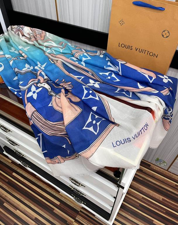 New LV2023 latest models   top design is too beautiful, truly awesome   [ring velvet long scarf]    physical genuinely beautiful   shawl with prints      regardless of the design of the airbrush are very in place   detai