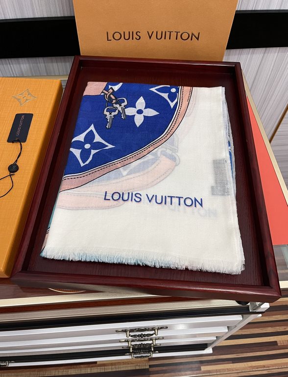 New LV2023 latest models   top design is too beautiful, truly awesome   [ring velvet long scarf]    physical genuinely beautiful   shawl with prints      regardless of the design of the airbrush are very in place   detai