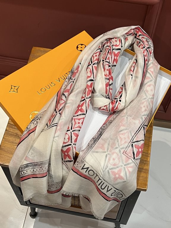 The new genuinely awesome   [LV] thin cashmere long scarf this paragraph cashmere long scarf counter synchronization   inkjet process presents vivid colors. The quality is super good   heavyweight giant  VIP customers mu