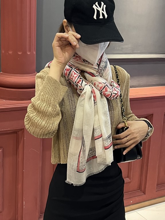 The new genuinely awesome   [LV] thin cashmere long scarf this paragraph cashmere long scarf counter synchronization   inkjet process presents vivid colors. The quality is super good   heavyweight giant  VIP customers mu