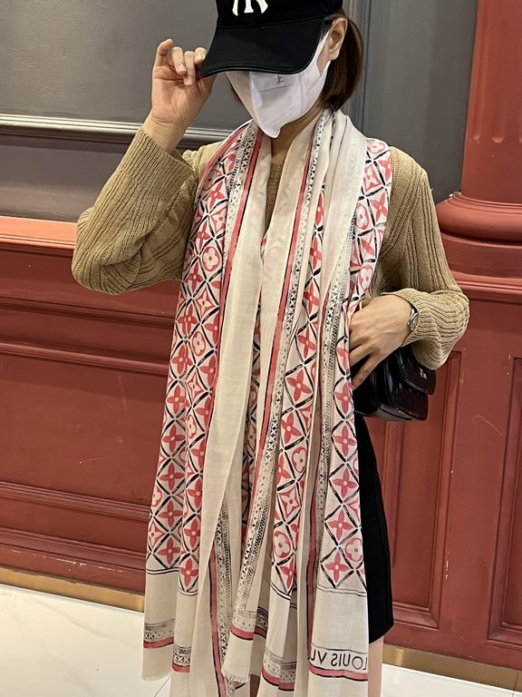 The new genuinely awesome   [LV] thin cashmere long scarf this paragraph cashmere long scarf counter synchronization   inkjet process presents vivid colors. The quality is super good   heavyweight giant  VIP customers mu