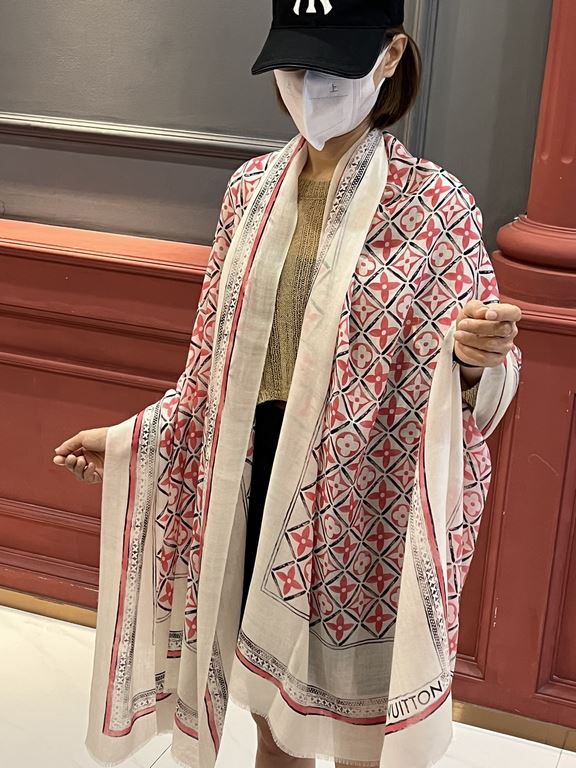 The new genuinely awesome   [LV] thin cashmere long scarf this paragraph cashmere long scarf counter synchronization   inkjet process presents vivid colors. The quality is super good   heavyweight giant  VIP customers mu