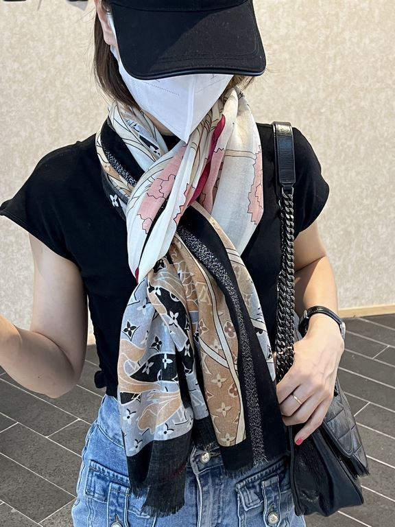 Will glow bright scarf 2023 spring new limited series popping to la LV original single authentic. Early fall staple models. Wear Le Tout Paris long scarf LV bags and the bottom of the logo rich details, more feminine cha