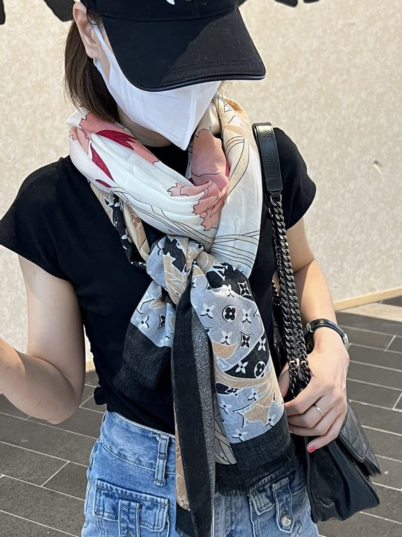 Will glow bright scarf 2023 spring new limited series popping to la LV original single authentic. Early fall staple models. Wear Le Tout Paris long scarf LV bags and the bottom of the logo rich details, more feminine cha