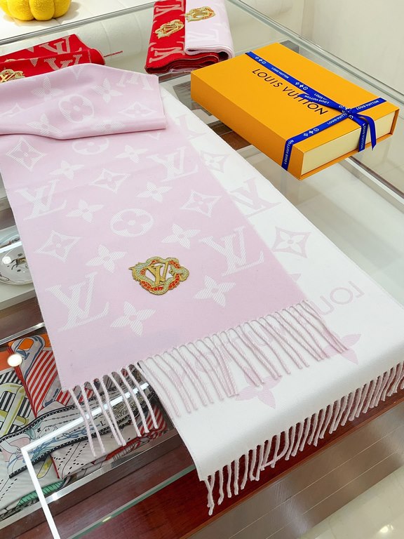 [High-end original embroidered patch] The Precious Dragon LV Essential scarf welcomes the Lunar New Year with classic elements from the brand. The wool is infused with a Monogram jacquard pattern, and the coiled dragon s