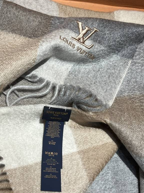 Price   heavy recommended  LV new - couple models cashmere scarf   perfect selection of superior cashmere fibers, time-consuming and exhausting, and then soaked in clear spring water polyester, so that cashmere fibers pr