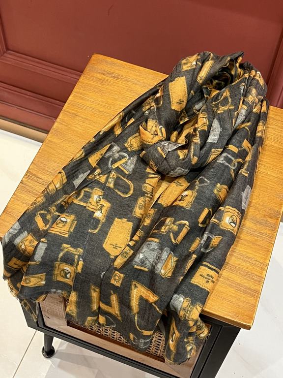 The new Lv print with the classic Monogram pattern and many of Louis Vuitton's signature design elements give this new scarf an enduring fashionable appeal. This scarf will add a touch of sophistication to a classic or t