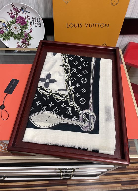 New 2023, LV [300 pcs cashmere long scarf] physical genuinely beautiful   shawl with print   regardless of the design of the airbrush are very in place   details are visible   the entire scarf gives people a big brand au