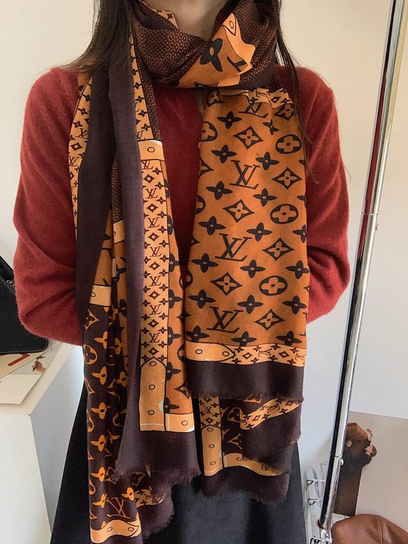 LV new old flower long scarf】Great item to enhance temperament and taste! Four seasons must have! Really unbeatable practical! Lv rare cashmere long scarf, ! Fabric feel really good, a simple try, you know it is what you