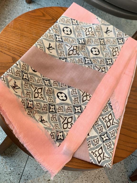 Lv's new four-leaf clover  print with the classic Monogram pattern and many of Louis Vuitton's signature design elements give this new scarf an enduring fashionable appeal. This scarf will add a touch of sophistication t