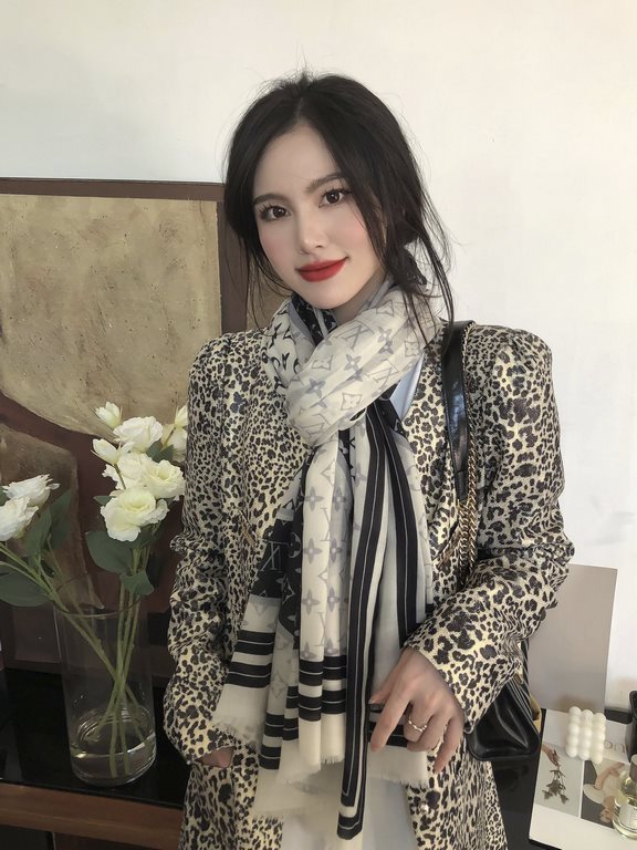 Fashionable and versatile! LV new old flower long scarf] A great item to enhance your temperament and taste! Four seasons must have! Really unbeatable and practical! Lv rare cashmere long scarf, ! Fabric feel really good