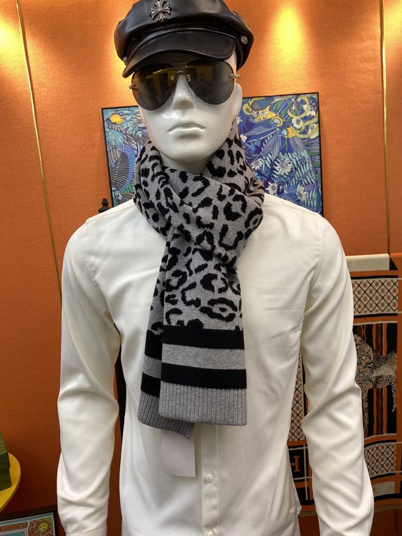 (Gucci) super in the center of the very stable    our men's scarves and buy and cherish ~ ~ ~ men's models are really very few, a year is only a few models, are export orders so it is more difficult to meet. Men's things